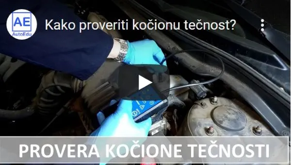 Slika predstavlja naslovnu sliku youtube video Provera kočione tečnosti. Na slici serviser meri nivo vlage u kočionoj tečnosti pomoću testera vlage. Serviser na rukama ima plave zaštitne rukavice. U desnoj ruci drži tester plave boje na čijoj površini su oznake nivoa vlage i led lapice. Desnom rukom drži crnu sondu koja je povezana crnim kablom na tester. Sonda je uronjena u rezervoar kočione tečnosti preko otvorenog poklopca. Rezervoar je bele boje i nalazi se u delu motornog prostora ispod haube. U gornjem levom uglu je logo youtube kanala AE AutoEdu. U nastavku preko slike belim slovima piše kako proveriti kočionu tečnost? U donjem delu slike na providnoj sivoj traci krupnim belim slovima piše Provera kočione tečnosti. U sredini slike je znak za video plejer kao crna pravougaona površina sa belim trouglom.