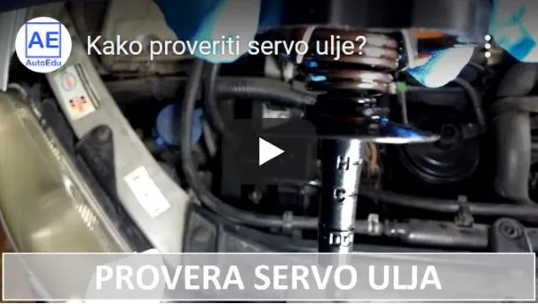 Slika predstavlja link do video klipa koji prikazuje postupak provere servo ulja. Na slici serviser u zaštitnoj plavoj rukavici drži uspravno crnu šipku merača nivoa servo ulja na poklopcu rezervoara. Na mernoj šipki su oznake za minimum i maksimum nivoa ulja. U pozadini se vidi deo motora vozila. U gornjem levom uglu je logo AE autoedu youtube kanala a u nastavku preko slike belim slovima piše kako proveriti servo ulje? U donjem delu slike na sivoj providnoj traci velikim belim slovima piše Provera servo ulja. U centralnom delu je crni pravougaonik sa belim trouglom kao znak video plejera.