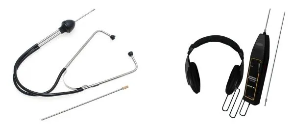 Na beloj podlozi su predstavljeni standardni (levo) i elektronski (desno) stetoskop. Standardni stetoskop je sličan doktorskom samo sa dodatkom u obliku produžene cevčice na kraju stetoskopa. Na stetoskopu je postavljen kraći cevasti dodatak a pore je duži. Elektronski stetoskop ima elektronski crni adapter koji pojačava zvuk snimljen preko kraće ili duže cevčice. Snimljeni zvuk filtrira i pojačava šaljući na slušalice preko produžnog kabla.