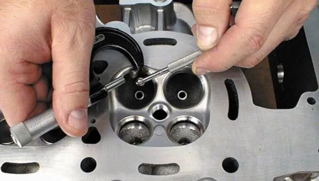 Pregled vođice ventila i zazora između ventila i vođice tokom remonta glave motora. Prikaz merenja prečnika vođice ventila.