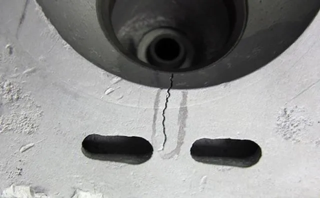 Na slici je prikazana pukotina na sedištu ventila otkrivena u postupku Pregled glave motora metodom pritiska vazduha