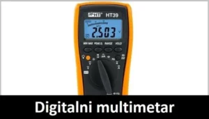 Digitalni multimetar za merenje električnih veličina. U donjem delu slike na crnoj traci krupnim belim slovima piše Digitalni multimetar