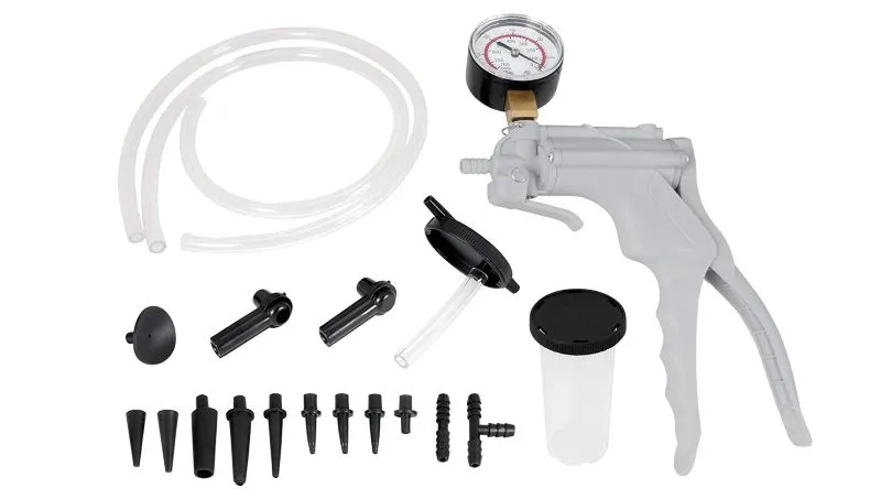 Vakuum ručna pumpa sa dodacima i manometrom služi kao alat u postupku Izvlačenje vazduha iz kočnica vakuumom