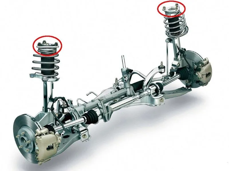 Zamena šolje amortizera sistema prednjeg vešanja na automobilu. Izdvojeni prikaz prednjeg vešanja sa označenim šoljama amortizera