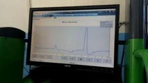 Dijagnostika MAP senzora i analiza podataka kao korak u postupku Ispitivanje MAP senzora. na slici je prikaz monitora dijagnostičkog uređaja na kome je prikaz grafike rada MAP senzora tokom rada motora