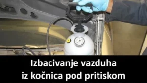 Izbacivanje vazduha iz kočnica hidrauličnog sistema pod pritiskom. nova kočiona tečnost se pod pritiskom ubacuje u hidraulični sistem potiskujući staru. U donjem delu slike na crnoj traci krupnim belim slovima piše Izbacivanje vazduha iz kočnica pod pritiskom.