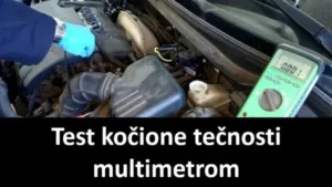 Test kočione tečnosti multimetrom merenjem galvanskog napona između kočione tečnosti i šasije vozila. U donjem delu slike na crnoj traci krupnim belim slovima piše Test kočione tečnosti multimetrom.