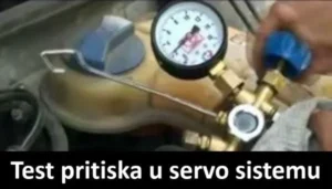 Test pritiska servo ulja u hidrauličnom servo sistemu pomoću manometra. U donjem delu slike na crnoj traci krupnim belim slovima piše Test pritiska u servo sistemu.