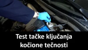 Test ključanja kočione tečnosti testerom. na slici serviser uranja sondu testera u kočionu tečnost unutar rezervoara. U donjem delu slike na crnoj traci krupnim belim slovima piše test tačke ključanja kočione tečnosti