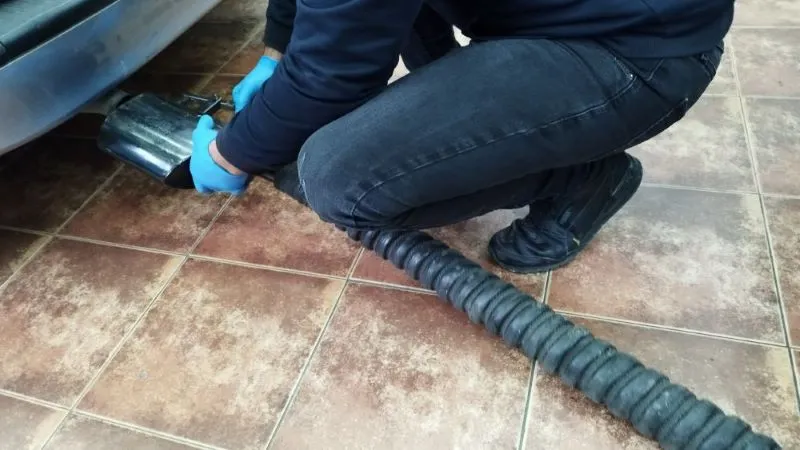 Ventilacija radnog prostora servisa. Postavljanje odvodnog creva izduvnih gasova motora vozila.